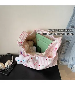 Détails de l'intérieur d'un sac cabas montrant l'espace pour tablette et livres