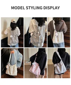 Vues multiples de divers sacs à bandoulière en nylon avec pendentifs étoiles en intérieur
