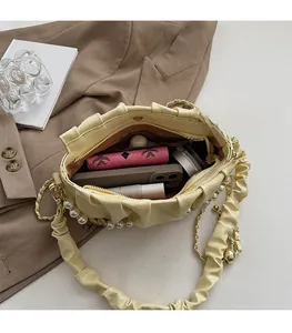 Détail de l'intérieur du sac nuage jaune montrant l'espace pour téléphone et maquillage
