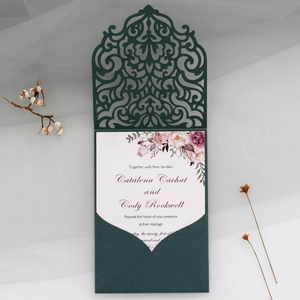 Details der dunkelgrünen lasergeschnittenen Hochzeitseinladung mit floralem Einleger
