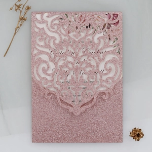 Détail macro du motif de dentelle découpé au laser sur papier d'invitation rose