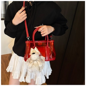 Détail du sac seau rouge transparent avec pochette intérieure et breloque chien peluche