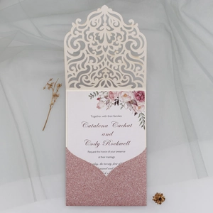 Détail de l'étui d'invitation découpé au laser avec insert floral rose et texte aquarelle