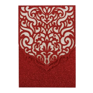 Invitation rouge scintillante découpée au laser avec motifs floraux sur fond blanc