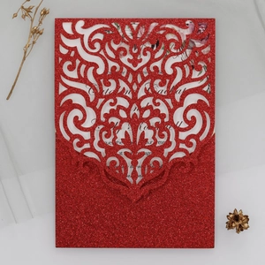 Détails de l'invitation découpée au laser en paillettes rouges avec motifs baroques