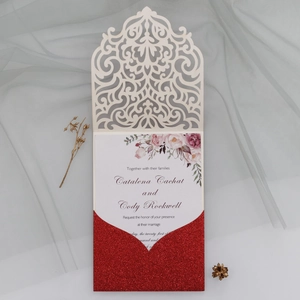 Détail de l'invitation de mariage découpée au laser avec insert floral et paillettes rouges