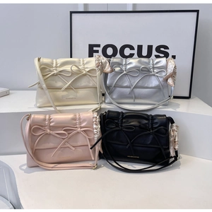 Sacs à bandoulière avec nœud papillon en crème, argent, rose et noir avec détails foulard