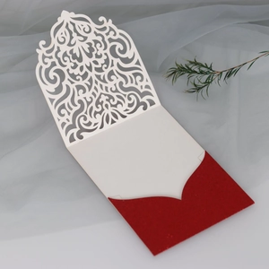 Détail des motifs européens découpés au laser avec insert rouge scintillant pour invitations