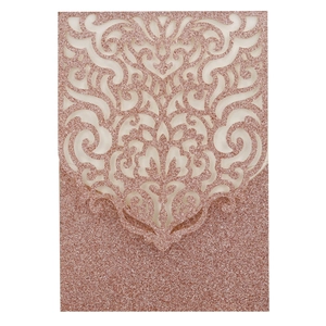 Détail de l'invitation à paillettes or rose avec élégant motif floral évidé laser