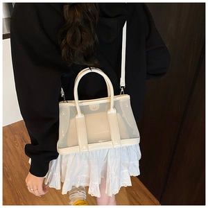 Vue de dessus d'un sac seau blanc en maille avec garniture en cuir sur mannequin