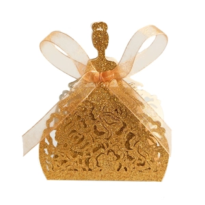 Détail de la boîte à bonbons dorée à paillettes en forme de robe de princesse