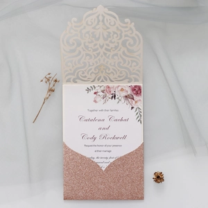Détail de l'invitation de mariage découpée au laser avec insert pailleté or rose