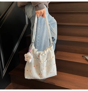 Détail du sac cabas en seersucker bleu clair avec broderie et charme d'étoile