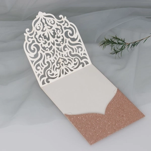 Détail d'invitation de baptême découpée au laser avec paillettes or rose et dentelle