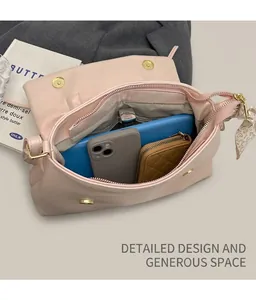 Vue détaillée de l'intérieur du sac rose style ballet avec grand espace de rangement