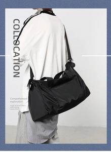 Détail du sac de sport noir avec bandoulière réglable et poignées de transport