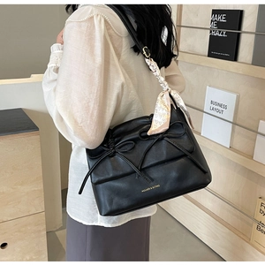 Détail du sac cabas noir en similicuir avec nœuds et décoration en foulard de soie