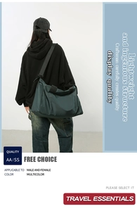 Détail du sac de voyage vert foncé avec bandoulière noire réglable et poche latérale