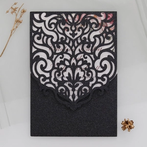 Détail de l'invitation de baptême découpée au laser noir brillant avec carte florale