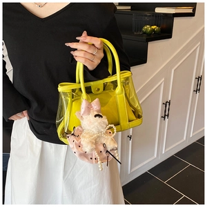 Détail du sac seau en PVC transparent jaune avec pochette interne et breloque chien