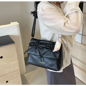 Détail du sac cabas en cuir PU noir avec double nœud et accessoire foulard en soie à cœurs