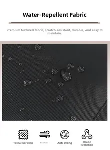 Gros plan du tissu noir imperméable haute densité avec gouttes d'eau sur le sac de voyage
