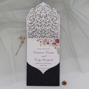 Détail de l'invitation découpée au laser avec insert floral aquarelle et base pailletée