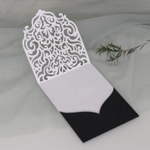 Détails de dentelle découpée au laser sur invitation de baptême avec insert noir