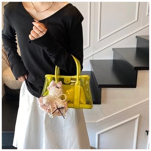 Photo lifestyle d'un sac seau jaune en PVC avec pochette interne et pendentif chien