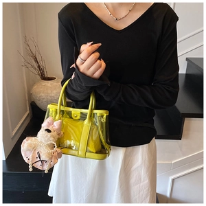 Sac seau transparent vert citron avec pochette intérieure et détail de charm chiot en peluche