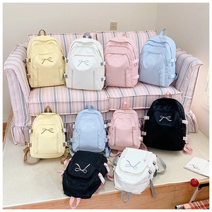 Détail de plusieurs sacs à dos japonais minimalistes avec broderie de nœuds