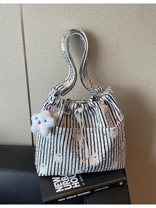 Sac Seau en Nylon Rayé pour Femmes Grande Capacité Sac à Bandoulière Cordon de Serrage Mode Décontractée avec Pendentif Mignon