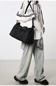 Mannequin portant un sac de sport noir imperméable pour voyage avec bandoulière réglable