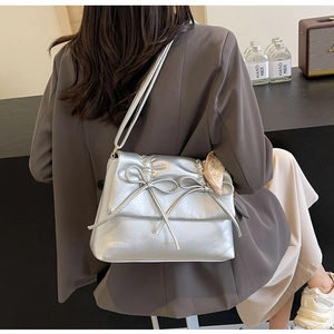 Sac à bandoulière argenté avec nœud plissé et foulard décoratif sur mannequin