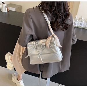 Sac à bandoulière argenté avec nœuds et détail de foulard en soie à imprimé cœur