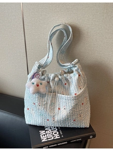 Sac fourre-tout en seersucker bleu à rayures avec imprimés mignons sur fond minimal