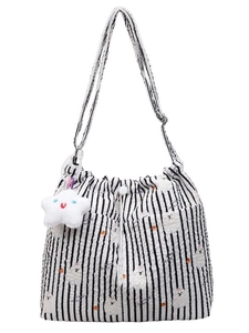 Sac à bandoulière minimaliste en nylon rayé avec motif ours et charm nuage doux