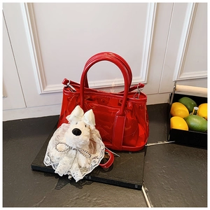 Détail du sac seau rouge en PVC transparent avec breloque chiot et pochette interne