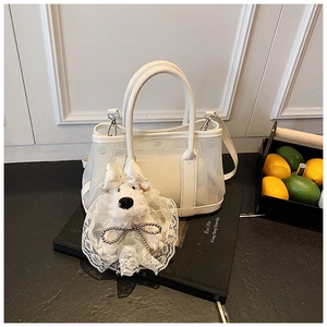 Détail du sac seau en PVC blanc avec pochette intérieure et charmant petit chien blanc