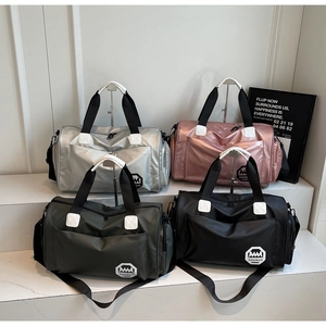 Bolsas de viaje impermeables en plata, rosa, verde y negro con asas reforzadas