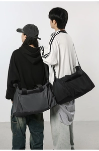 Détails des grands sacs de voyage noir et gris avec bandoulières réglables et poignées