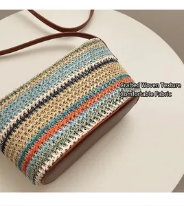 Détail de la texture tissée multicolore et base en cuir marron du sac de plage chic