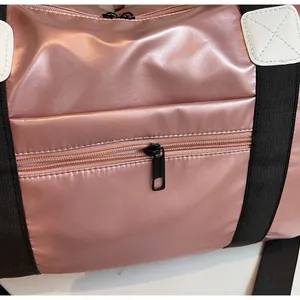 Primer plano de la cremallera suave en la bolsa de deporte impermeable oro rosa