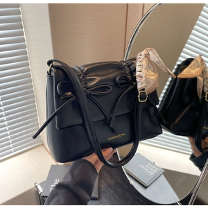 Détail du sac noir à nœuds avec foulard à cœurs roses et bordure en forme de nuage