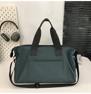 Détail du sac de voyage en nylon imperméable vert foncé avec bandoulière réglable