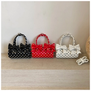 Trois mini sacs cylindriques à pois noirs, rouges et blancs avec nœuds et bandoulières