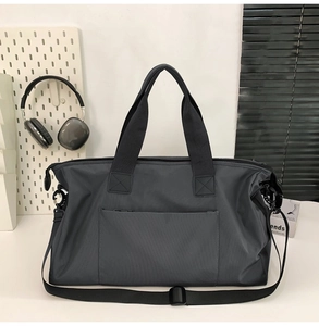 Détails du sac de voyage gris foncé avec sangles robustes et poche de rangement avant