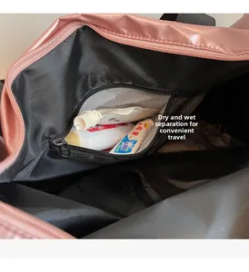 Detalle del bolsillo interno de separación seco y húmedo con capa de PVC impermeable