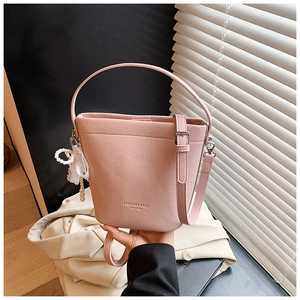Borsa a secchiello in pelle rosa con elegante ciondolo di perle e pizzo decorativo
