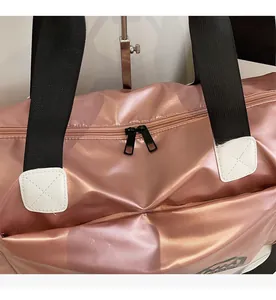 Detalle de las cremalleras dobles suaves y el tejido metálico rosa impermeable del bolso
